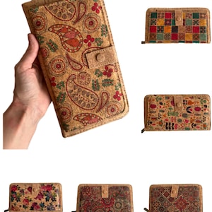 Pode incluir: Uma coleção de carteiras retangulares de cortiça com vários padrões impressos, incluindo designs paisley, florais e geométricos. Cada carteira possui um fecho de correr, uma aba com botão de pressão e uma textura de cortiça natural.