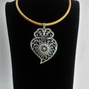 Portugiesische Halskette, Vianas Herzkette, silbernes portugiesisches Filigran, Korkkette mit filigranem Anhänger, portugiesischer Schmuck
