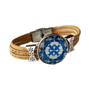 Könnte beinhalten: Ein Armband aus Kork mit einem blauen und weißen Fliesenmuster. Das Armband hat einen silbernen Verschluss und dekorative silberne Akzente.