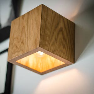 Lampada da parete con spina Q#531 in legno. Applique in legno originale di design olandese. Lampada da comodino.