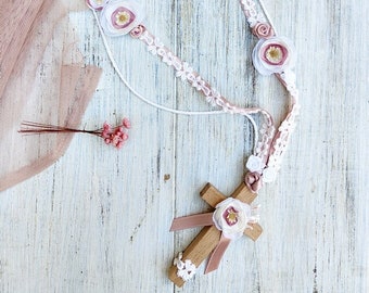 Collier croix pour première communion pour fille, croix rose poudré pour première communion, accessoires de première communion pour fille, crucifix en bois avec fleur.