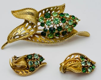 Lisner vintage broche en clip op oorbel set. Vintage gouden tint en groene strass steentjes