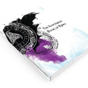 K&ouml;nnte beinhalten: Ein wei&szlig;es Buch mit einem schwarzen und violetten Aquarelldesign auf dem Cover. Der Titel "The Illustrated Book of Runes" ist in Schwarz auf dem Cover gedruckt.