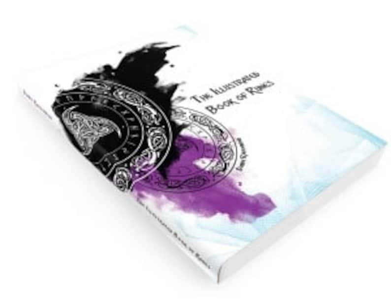 K&ouml;nnte beinhalten: Ein wei&szlig;es Buch mit einem schwarzen und violetten Aquarelldesign auf dem Cover. Der Titel "The Illustrated Book of Runes" ist in Schwarz auf dem Cover gedruckt.