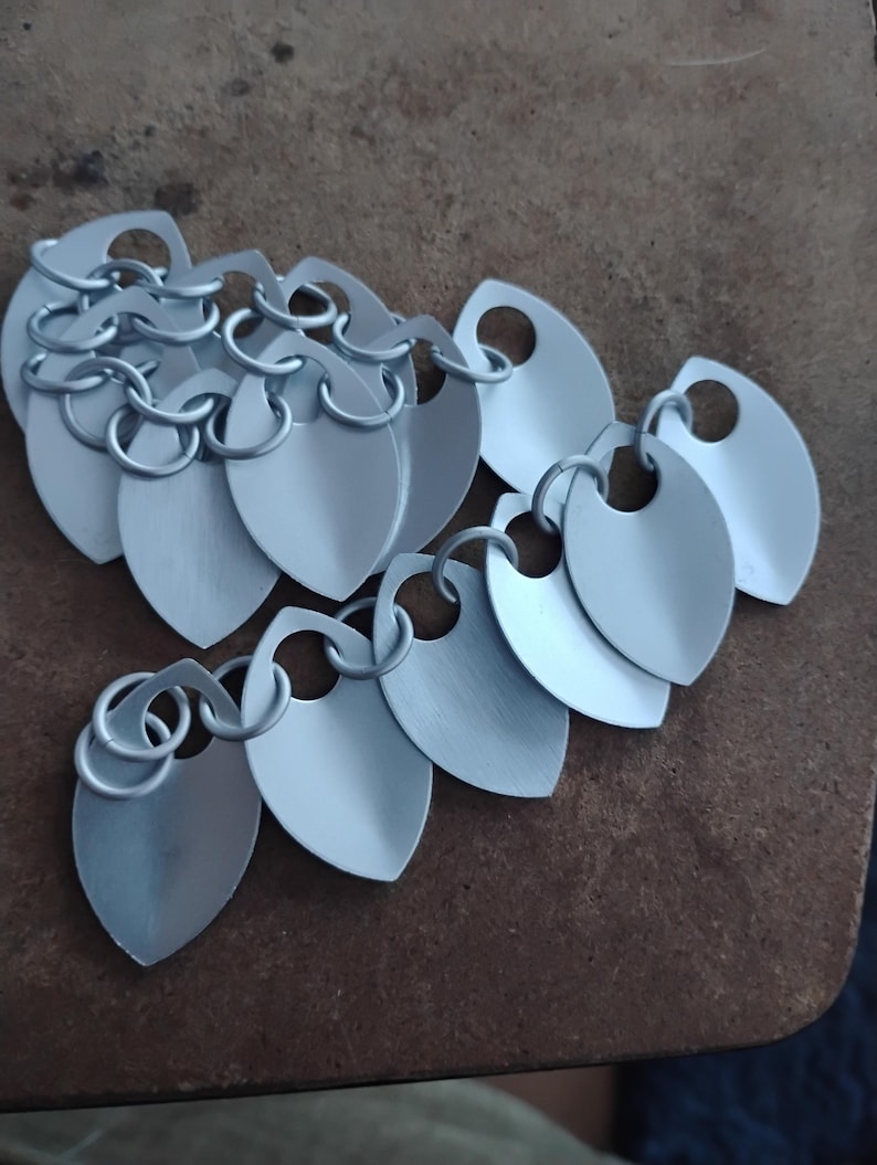 Scalemail Tutorial - Basic Introduction Weaving Scale Chainmail - How to Craft Scalemaille Armor and Jewelry image 7