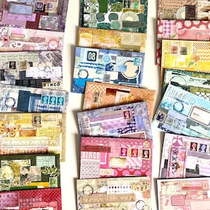Pode incluir: Uma coleção de envelopes decorativos feitos à mão com uma estética de colagem. Os envelopes apresentam uma variedade de cores, padrões e texturas, incluindo selos, efêmeras vintage e a palavra "BINGO". Cada envelope é único e mostra uma mistura de elementos de papel.