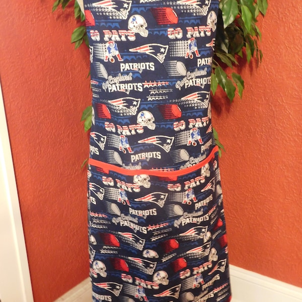 MEN'S Large NE PATRIOTS Apron --  large lined pocket with small drink pocket within  --