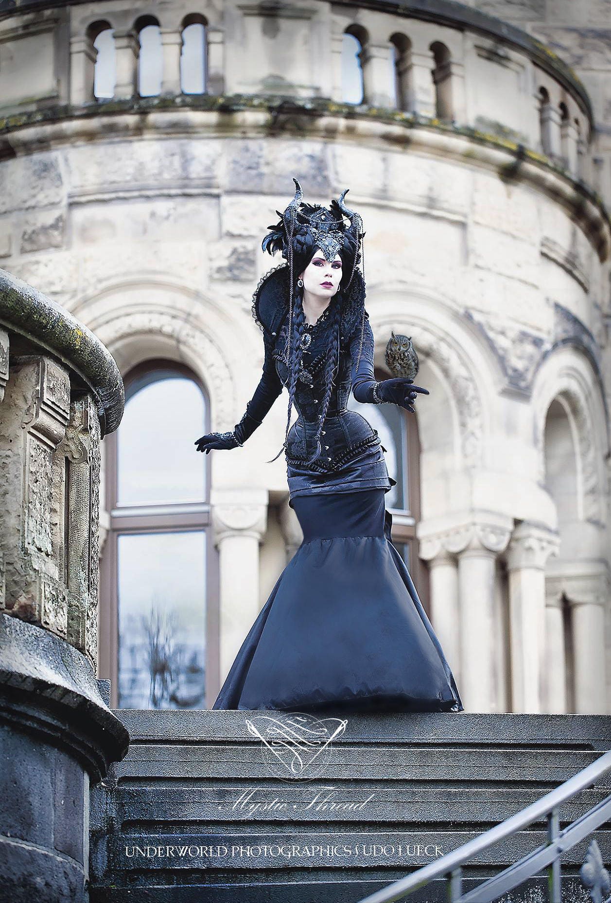 Schwarzer Brokat Gothic Viktorianisch Kostüm Vampir Königin Halsband  verziert mit schwarzen Spitze Details und Kristall Edelsteine - .de