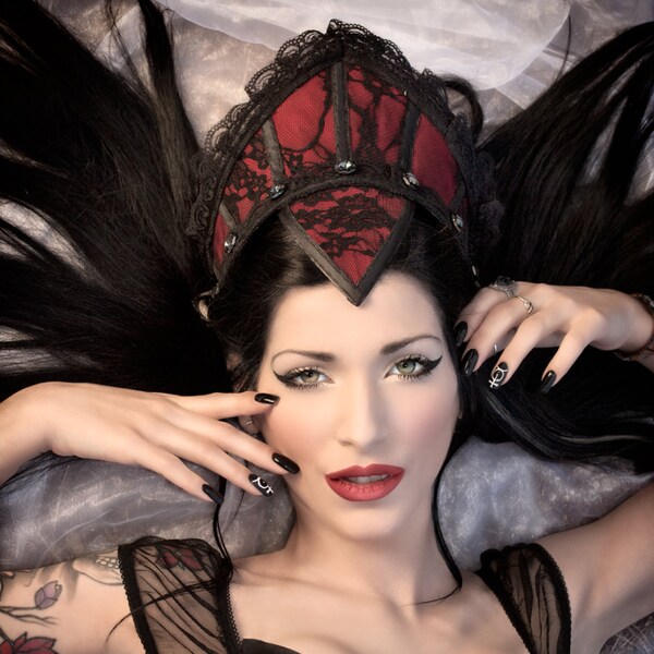 Lace Queen Crown Dark Royalty main image 1