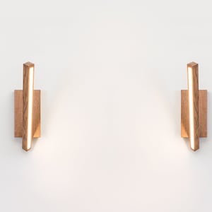 Modern Wooden LED Wall Sconce – Minimalist Vector Light Fixture – Natural Oak Wall Lamp – Contemporary Interior Lighting – Vertical Mount