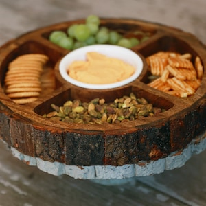 Alle natürlichen, umweltfreundlichen 4-Abschnitt-Gourmet-Baum-Holz-Servier-Partytablett + Plastikschüssel - Party-Dip-Snack-Food-Tablett mit Rindenrand-Finish