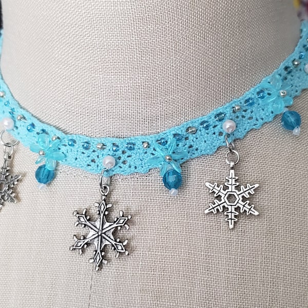 Collier ras du cou bleu inspiré de l'hiver, avec plusieurs breloques en forme de flocon de neige, pendentifs, perles, collier ras du cou en dentelle décorative