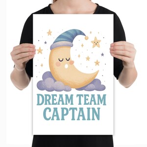 Lámina infantil con diseño de capitán del equipo de ensueño, decoración de habitación infantil con diseño de luna soñolienta, arte de pared para bebé en tonos pastel, póster celestial para la hora de dormir para niños.