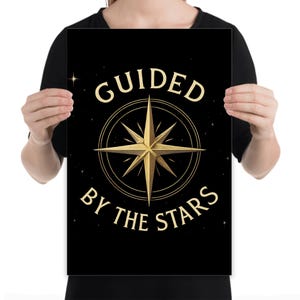 Arte de pared "Guiado por las estrellas", impresión celestial de brújula dorada, decoración astrológica mística, póster de cielo nocturno estrellado, regalo espiritual cósmico.