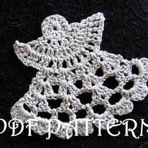 Puede incluir: Un adorno de &aacute;ngel de crochet blanco con un dise&ntilde;o delicado. El adorno est&aacute; hecho con un hilo brillante y tiene forma de campana en la parte inferior.  PDF PATTERN.