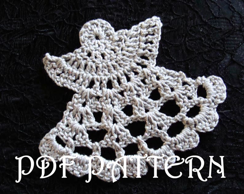 Puede incluir: Un adorno de &aacute;ngel de crochet blanco con un dise&ntilde;o delicado. El adorno est&aacute; hecho con un hilo brillante y tiene forma de campana en la parte inferior.  PDF PATTERN.