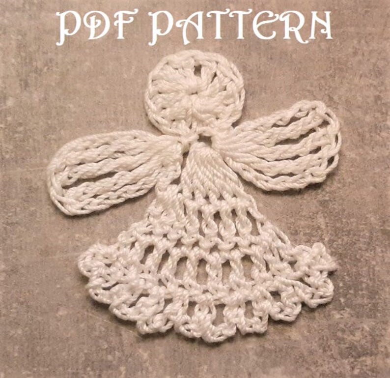 Puede incluir: Adorno de &aacute;ngel blanco tejido a crochet con un dise&ntilde;o detallado. El &aacute;ngel tiene una cabeza redonda con un nudo central y alas hechas de bucles de crochet. El vestido del &aacute;ngel es una campana de crochet.