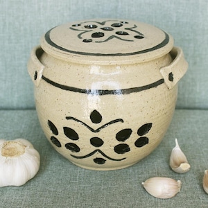 Handmade Ceramic Garlic Keeper: Rustic Kitchen Storage Jar (gar-50-1)