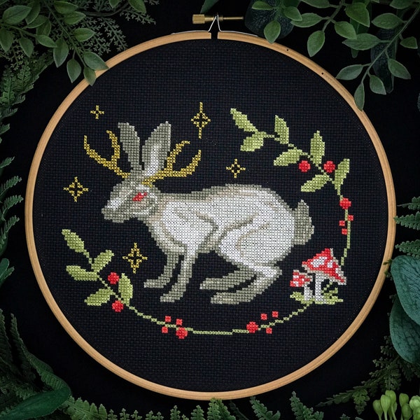 Jackalope gehörntes Kaninchen Kreuzstichmuster PDF - Mystischer Osterhase, Fabelwesen, Pilzkranz, Fantasy Hase, Stickdatei