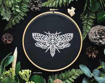 Padrão de ponto cruz de mariposa da cabeça da morte em PDF - Borboleta de caveira gótica, mariposa-falcão mística, bordado de inseto que brilha no escuro, download instantâneo