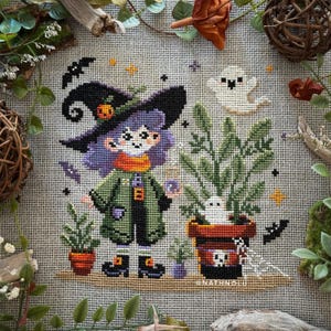Puede incluir: Diseño de punto de cruz que presenta una bruja con cabello morado, que lleva un abrigo verde y un sombrero negro con una calabaza. La bruja está rodeada de elementos temáticos de Halloween, incluyendo murciélagos, fantasmas y plantas en macetas.