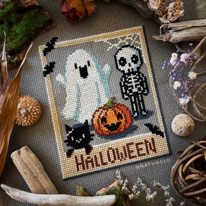 以下が含まれることがあります： ゴースト、スケルトン、黒猫、カボチャと「HALLOWEEN」の文字が描かれたクロスステッチパターンです。