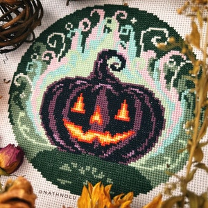 Patrón de punto de cruz de adorno de calabaza mágica para Halloween, bordado gótico otoñal espeluznante, decoración de calabaza espeluznante morada oscura, descarga instantánea en PDF