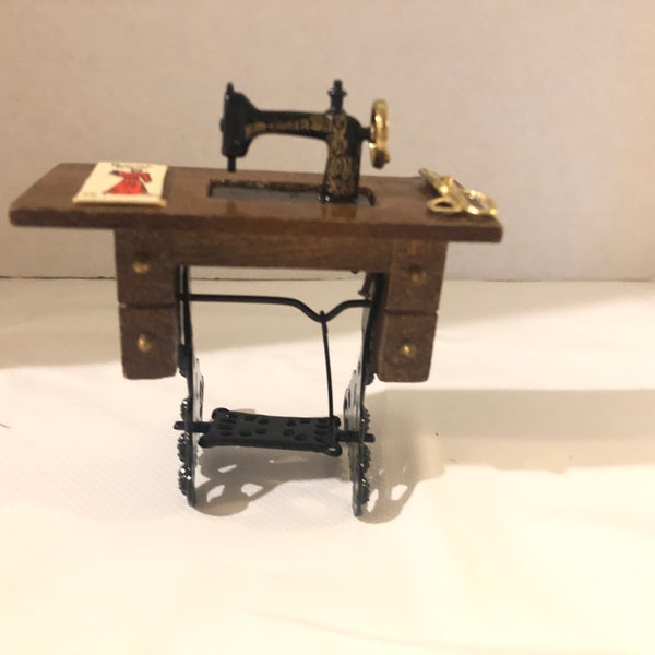 Vintage SEWING MACHINE Dollhouse Miniature 1:12 Scale