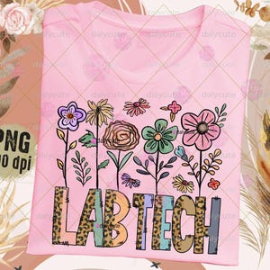 Puede incluir: Camiseta rosa con un diseño floral y el texto "LABTECH" en un estampado de leopardo.
