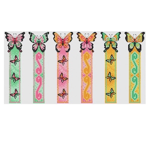 Könnte beinhalten: Sechs bunte Schmetterlings-Lesezeichen in einem grünen, rosa, orangefarbenen, gelben und blauen Farbschema. Jedes Lesezeichen zeigt einen Schmetterling mit einem anderen Design und einem sich wiederholenden Muster aus kleineren Schmetterlingen.
