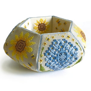 ひまわりのピンクッションポット - クロスステッチとハーダンガーパターン - Durene J クロスステッチ - DJE1045