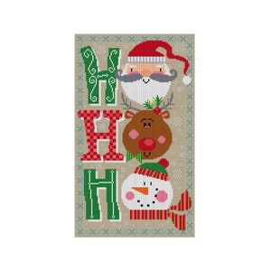 Puede incluir: Un patrón de punto de cruz con la palabra "HO HO HO" con un Papá Noel, un reno y un muñeco de nieve. Las letras son de color rojo, verde y blanco sobre un fondo marrón.