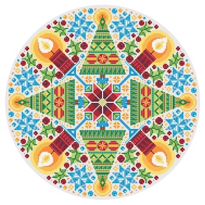 Pode incluir: Um desenho circular de ponto cruz com tema natalino. O desenho inclui árvores de Natal, velas, flocos de neve e bagas de azevinho em vermelho, verde, azul e amarelo. O desenho é simétrico e detalhado.
