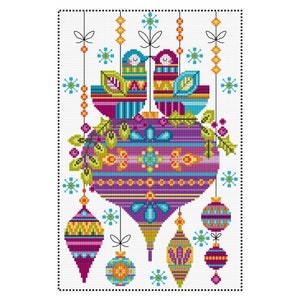 Peut inclure: Motif de point de croix représentant des ornements de Noël stylisés dans des tons de violet, turquoise, jaune et rose. Les ornements sont suspendus à des fils et décorés de motifs géométriques et floraux, sur fond blanc.