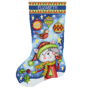 Może przedstawiać: Świąteczna skarpeta z niebieskim tłem, przedstawiająca kota w czapce i szaliku, trzymającego ptaka. Skarpeta jest ozdobiona ozdobami, gwiazdami i imieniem "ELIZABETH".