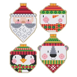 Pode incluir: Quatro ornamentos em ponto cruz com personagens natalinos: um Papai Noel com barba cinza, um boneco de neve com nariz laranja, um pinguim com bico amarelo e um urso polar com nariz cinza. Cada figura usa um gorro colorido com padrões.