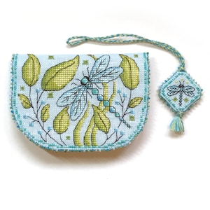 Bolsa e chaveiro de costura com libélula - Padrão de ponto cruz Durene J