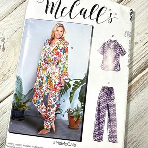 Może przedstawiać: Wzór szycia McCall's z kwiatowym zestawem piżam. Wzór zawiera wiele opcji widoku z prostymi instrukcjami. Obraz przedstawia kobietę noszącą zestaw piżamy. Zaprojektowany i wydrukowany w USA.