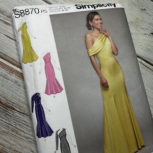 Puede incluir: Patrón de costura Simplicity #S8870 P5 para un vestido largo de un solo hombro con un corpiño ajustado y una falda fluida. El patrón incluye cuatro estilos de vestidos diferentes: A, B, C y D. El vestido se muestra en amarillo, rosa, azul y gris.