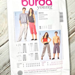 Pode incluir: Um pacote de padrões de costura Burda Young com o número 7230. O pacote apresenta ilustrações de calças e tabelas de tamanhos em EUR e US. O pacote é branco com texto rosa e preto. Existem diagramas de diferentes estilos de calças.