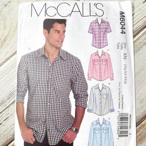 Pode incluir: Padrão de costura McCall's M6044 com designs de camisas. O padrão inclui ilustrações de vários estilos de camisas, incluindo opções de manga curta e comprida, com detalhes como bolsos e fechos de botões. O tamanho é XN (Xlg-XXI-XXXI).
