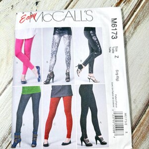 以下が含まれることがあります： さまざまな色とスタイルのレギンスの画像が特徴の、McCall'sの縫製パターン封筒。封筒には「Easy McCall's」の文字とパターン番号M6173が表示されています。サイズはZ（Lrg-Xlg）です。