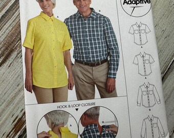 Pode incluir: Padrão de costura Simplicity S9487 para uma camisa adaptável com fecho de gancho e laço. O padrão inclui instruções para uma camisa amarela de manga curta e uma camisa xadrez de manga comprida.
