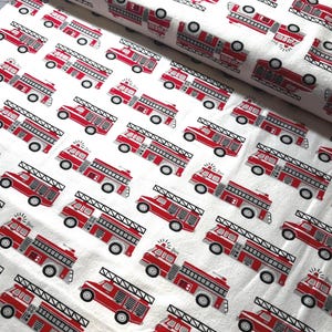 Tessuto di flanella Super Snuggle con camion dei pompieri rossi su bianco, tagliato su misura. Joann OOP Rare 100% cotone, garzato per una maggiore morbidezza. Camion dei pompieri e soccorso, bambino.