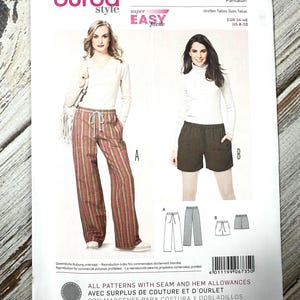 Puede incluir: Un patrón de costura Burda Style con ilustraciones de pantalones y shorts. El paquete incluye el número 6735 y el texto "super easy facile". El rango de tallas es EUR 34-46 y US 8-20.