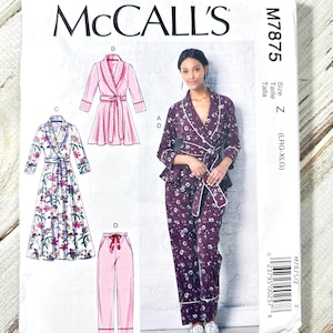 Może przedstawiać: Wzór krawiecki McCall's M7875 z ilustracjami szlafroka, sukienki i spodni od piżamy. Wzór zawiera zdjęcie kobiety w piżamie w kwiaty. Rozmiar wzoru to Z (LRG-XLG).
