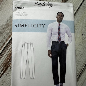 Peut inclure: Un patron de couture Simplicity pour pantalon homme, numéro de patron S9043. Le patron comprend des instructions pour la confection de pantalons dans les tailles US 34-42, Euro 44-52 et Française 44-52. Le patron montre un homme portant une chemise blanche avec une cravate rayée rouge et bleue et un pantalon rayé noir et blanc.