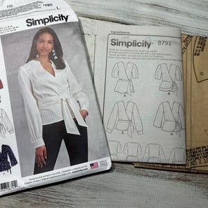 Omlottblus för dam, storlekar 6-14. Mönster för papperssömnad Simplicity. Variationer i ärmarna, midjeknytning. Saker, ny, oklippta. 8791