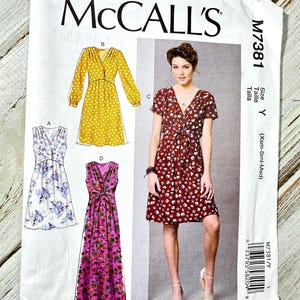 Puede incluir: Patrón de costura McCall's M7381 con ilustraciones de varios vestidos. El patrón incluye un vestido con diseño de lunares amarillos, un vestido con estampado floral y un vestido largo floral. El paquete tiene el logotipo de McCall's e información de tallas.