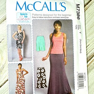 以下が含まれることがあります： 初心者向けのMcCall'sソーイングパターンM7386。スカートとドレスの作り方の説明書が含まれています。表紙には、ロングスカートやノースリーブドレスなど、完成した衣服の写真が掲載されています。パターンサイズはY（Xsm-Sml-Med）です。